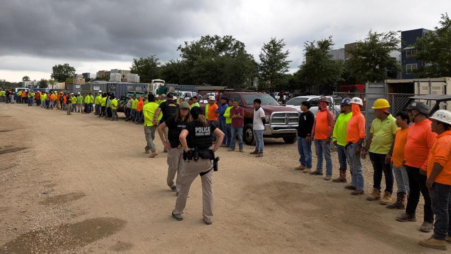 Arrestan a más de 100 migrantes latinos en una obra en Florida Arrestan a más de 100 migrantes latinos en una obra en Florida
