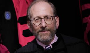 Ovacionan al presidente de Harvard durante discurso en ceremonia de graduación