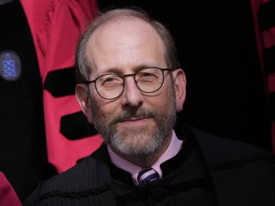 Alan Garber ovacionado en ceremonia de graduación de Harvard