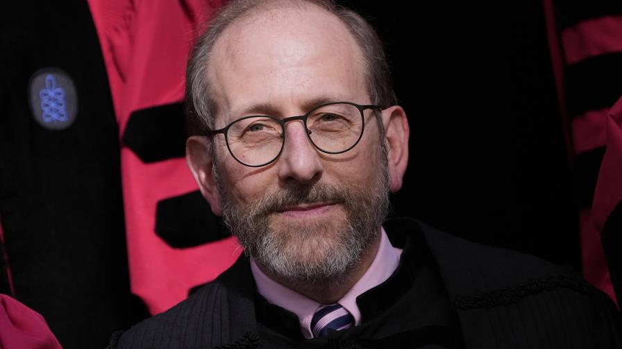 Ovacionan al presidente de Harvard durante discurso en ceremonia de graduación