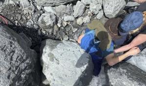 Un hombre en Alaska queda atrapado por una roca de 700 libras en un arroyo durante tres horas