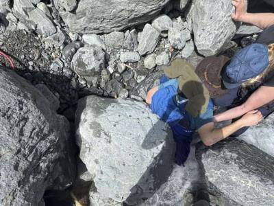 Hombre en Alaska queda atrapado por roca de 317 kilos por 3 horas