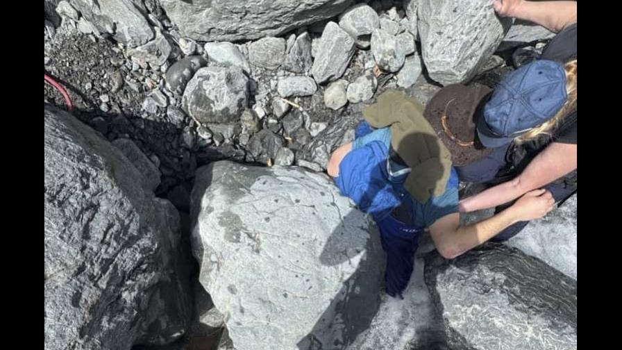 Un hombre en Alaska queda atrapado por una roca de 700 libras en un arroyo durante tres horas Un hombre en Alaska queda atrapado por una roca de 700 libras en un arroyo durante tres horas