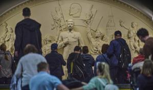Develan estatua de Stalin en el metro de Moscú mientras Rusia busca revivir su legado