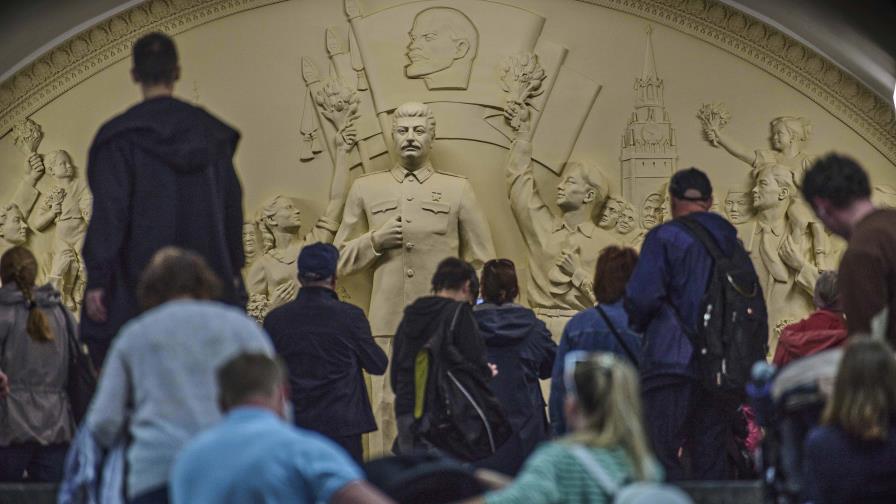 Develan estatua de Stalin en el metro de Moscú mientras Rusia busca revivir su legado Develan estatua de Stalin en el metro de Moscú mientras Rusia busca revivir su legado