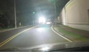 Alarma por yipeta con luces traseras que quitan visibilidad a conductores en el Distrito Nacional
