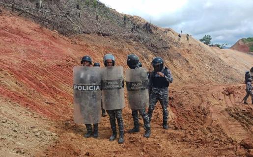 Bombas lacrimógenas y disparos para dispersar protesta contra Barrick Pueblo Viejo Bombas lacrimógenas y disparos para dispersar protesta contra Barrick Pueblo Viejo