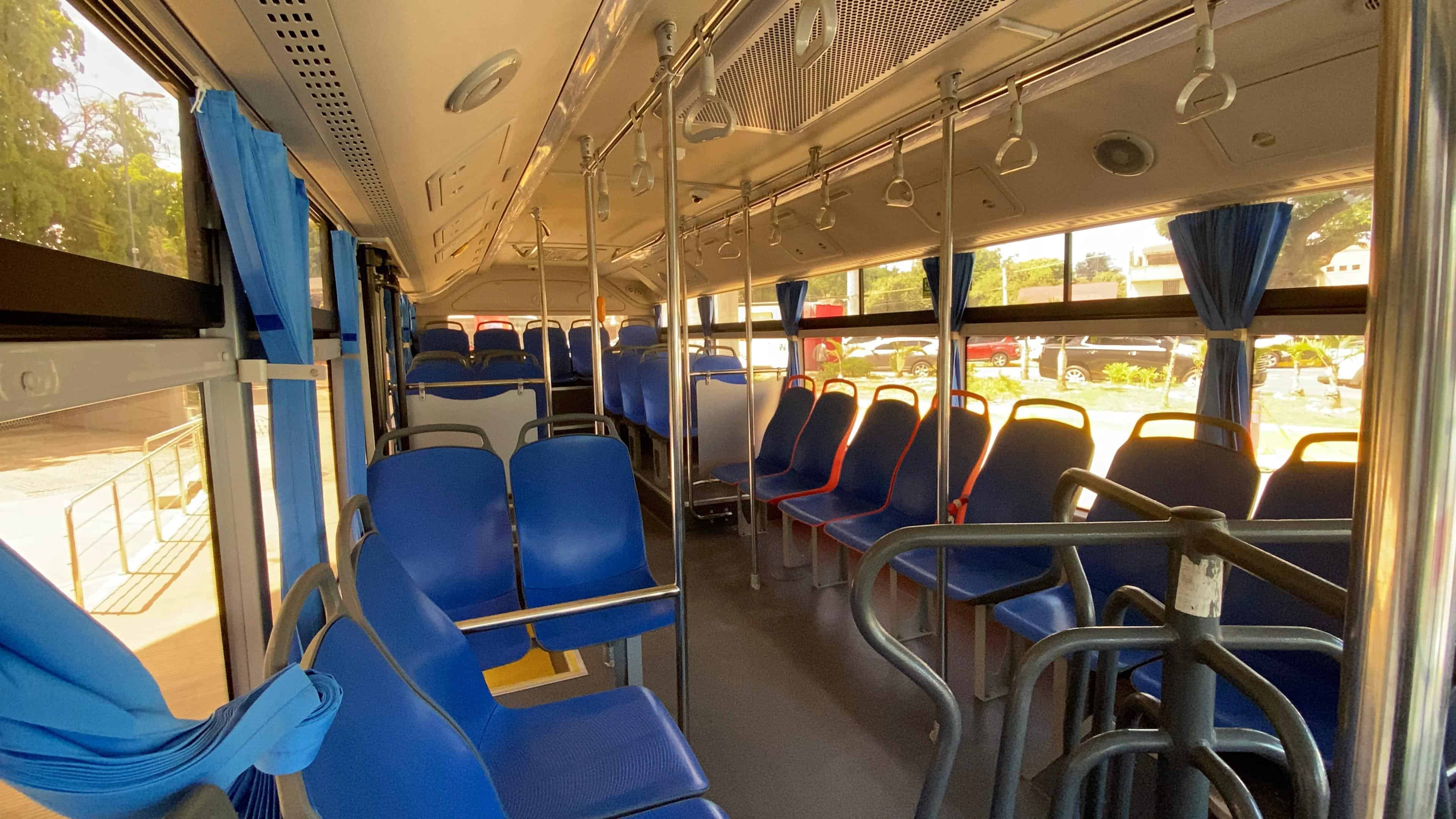 Interior de los autobuses del SIT Stgo., equipados con asientos, cámaras de seguridad y espacio para personas con movilidad reducida.