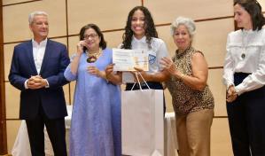 Fundación Macarrulla premia a jóvenes ganadores del Sexto Concurso Estudiantil por la Libertad