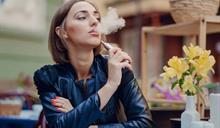 Salud P&uacute;blica busca prohibir el uso de vapes en lugares p&uacute;blicos cerrados