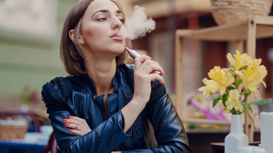 Salud P&uacute;blica busca prohibir el uso de vapes en lugares p&uacute;blicos cerrados