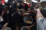 Los asaltos a los camiones con ayuda en Gaza se extienden entre una población desesperada