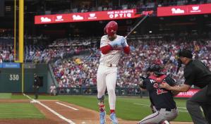 Bryce Harper sigue día a día con los Filis por un golpe en el codo derecho