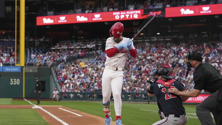 Bryce Harper sigue día a día con los Filis por un golpe en el codo derecho Bryce Harper sigue día a día con los Filis por un golpe en el codo derecho