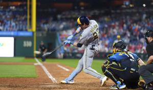 Christian Yelich pega par de jonrones y produce cuatro en triunfo de Cerveceros sobre Filis