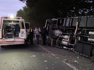 Un muerto y 22 heridos tras volcarse autobus en Colombia