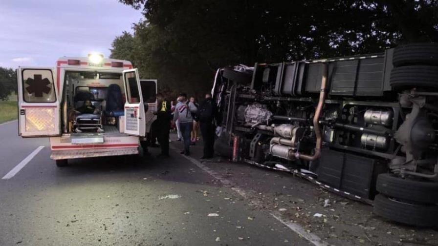 Una menor muerta y 22 heridos al volcarse bus que llevaba un equipo de fútbol en Colombia Una menor muerta y 22 heridos al volcarse bus que llevaba un equipo de fútbol en Colombia
