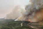 Aumentan las evacuaciones en comunidades del oeste de Canadá por los incendios forestales