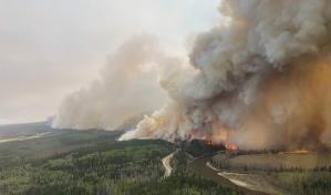 Aumentan las evacuaciones en comunidades del oeste de Canadá por los incendios forestales