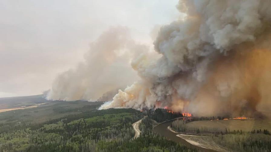 Aumentan las evacuaciones en comunidades del oeste de Canadá por los incendios forestales