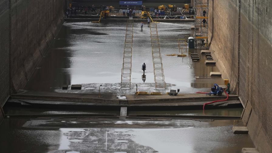 Cinco días sin agua: el histórico Canal de Panamá vacía una de sus esclusas para mantenimiento Cinco días sin agua: el histórico Canal de Panamá vacía una de sus esclusas para mantenimiento