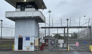 Exguardia de prisión de Nueva York se declara culpable en relación con la paliza mortal de un recluso