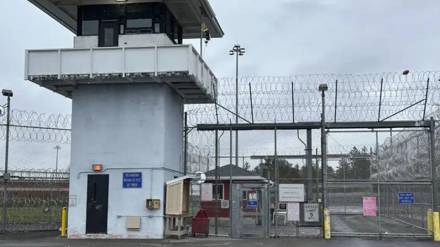 Exguardia de prisión de Nueva York se declara culpable en relación con la paliza mortal de un recluso