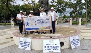 Maestros jubilados protestan en Higüey contra descuentos del Inabima