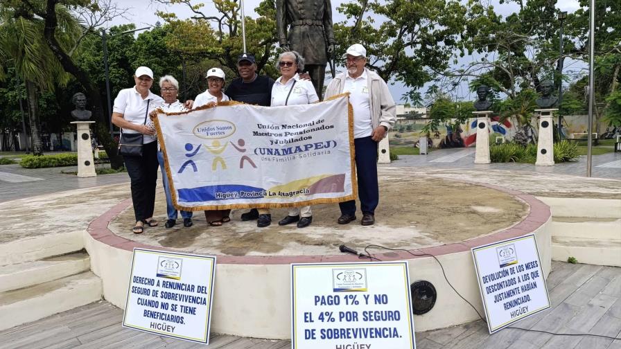 Maestros jubilados protestan en Higüey contra descuentos del Inabima Maestros jubilados protestan en Higüey contra descuentos del Inabima