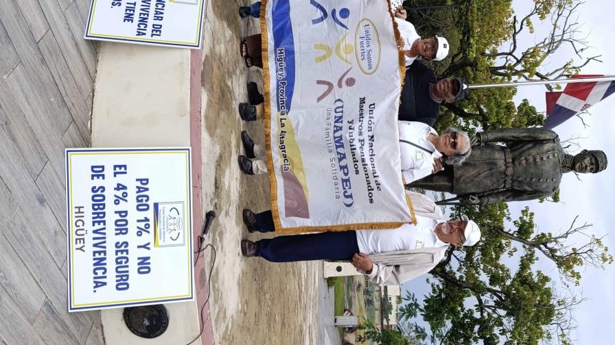 Maestros jubilados protestan en Higüey contra descuentos del Inabima