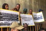 Hacen cadena humana en Jacagua para impedir paso de camiones que evaden peajes y destruyen calles