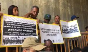 Hacen cadena humana en Jacagua para impedir paso de camiones que evaden peajes y destruyen calles