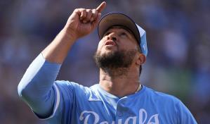 Con el rescate 16 de Carlos Estévez, Reales le ganan duelo de pitcheo a Detroit