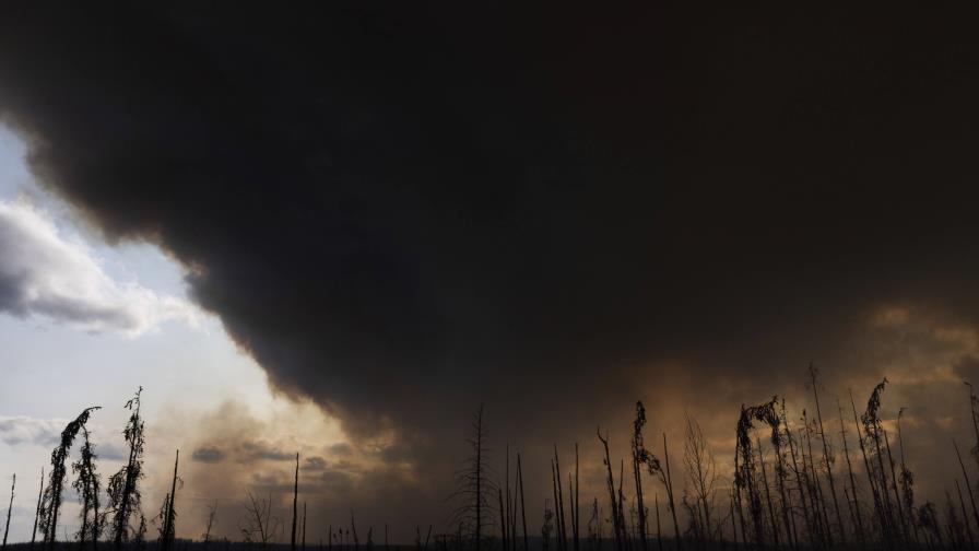 Miles de evacuados en tres provincias por incendios en Canadá Miles de evacuados en tres provincias por incendios en Canadá