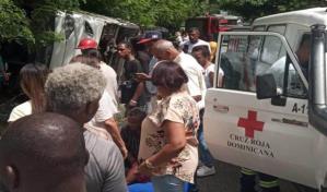 Se accidenta autobús con pasajeros en la autopista Duarte; hay heridos y atrapados