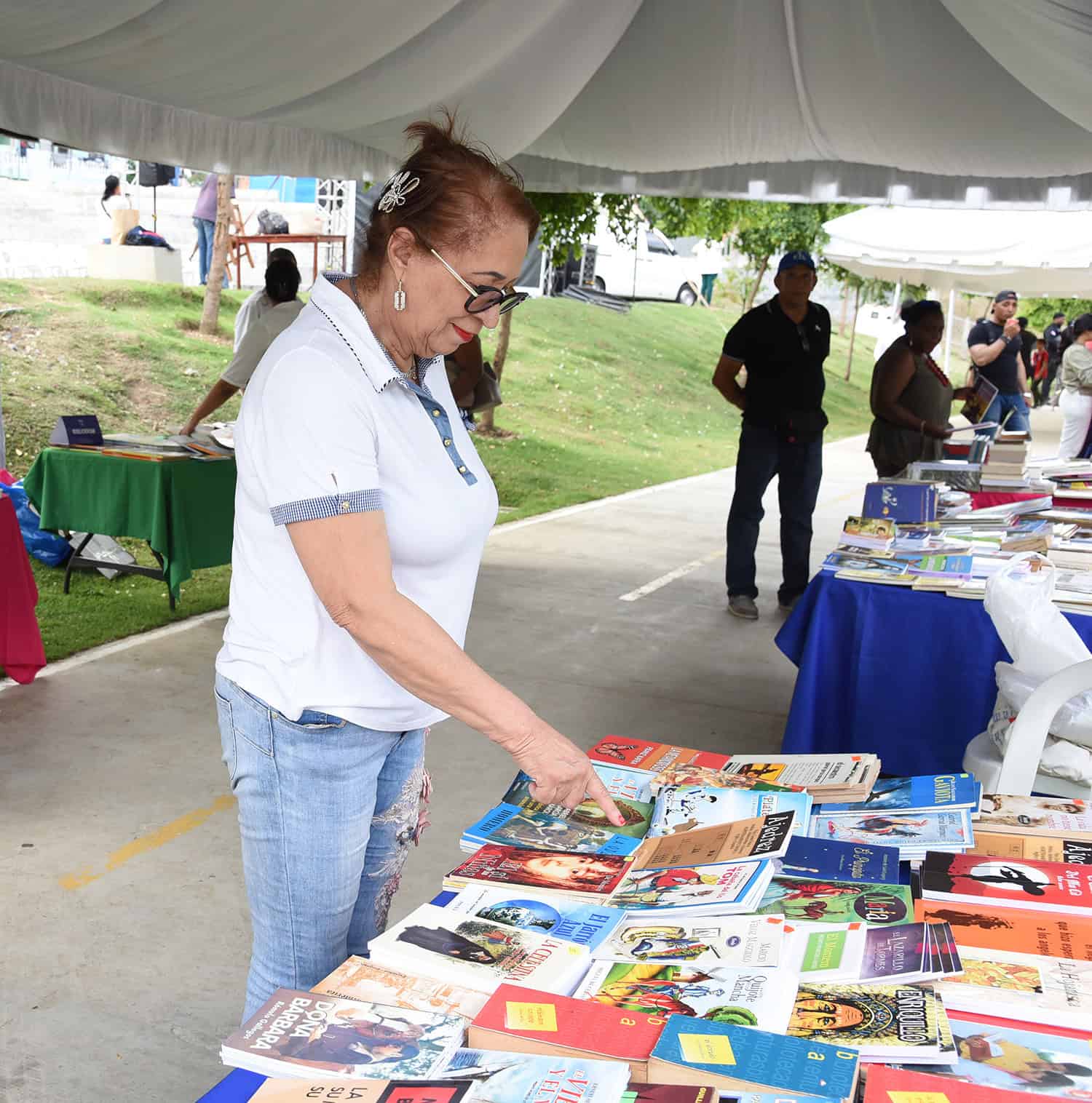 Christina González selecciona un libro para lectura.
