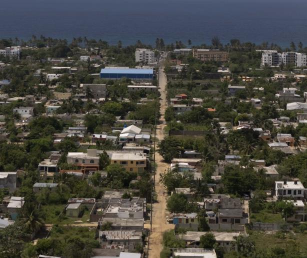 Los barrios frente a Las Américas crecen de cara al mar, pero de espaldas al progreso Los barrios frente a Las Américas crecen de cara al mar, pero de espaldas al progreso