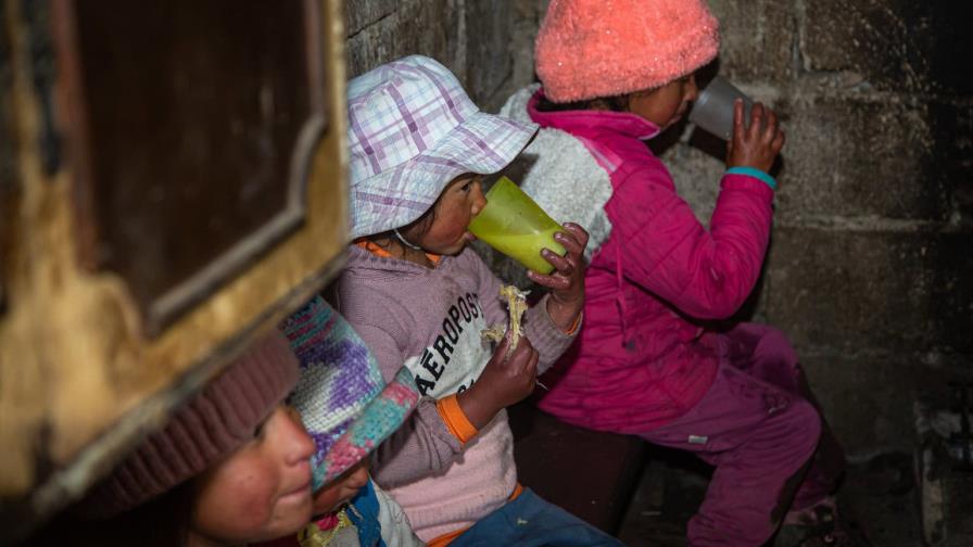 El 49.4 % de los niños y niñas en Ecuador viven en una situación de pobreza