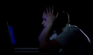 El internet las desviste: la violencia digital golpea a las mujeres