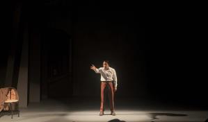 "Ahora que vuelvo, Ton", una obra de teatro honesta que ataca al pasado de cualquiera