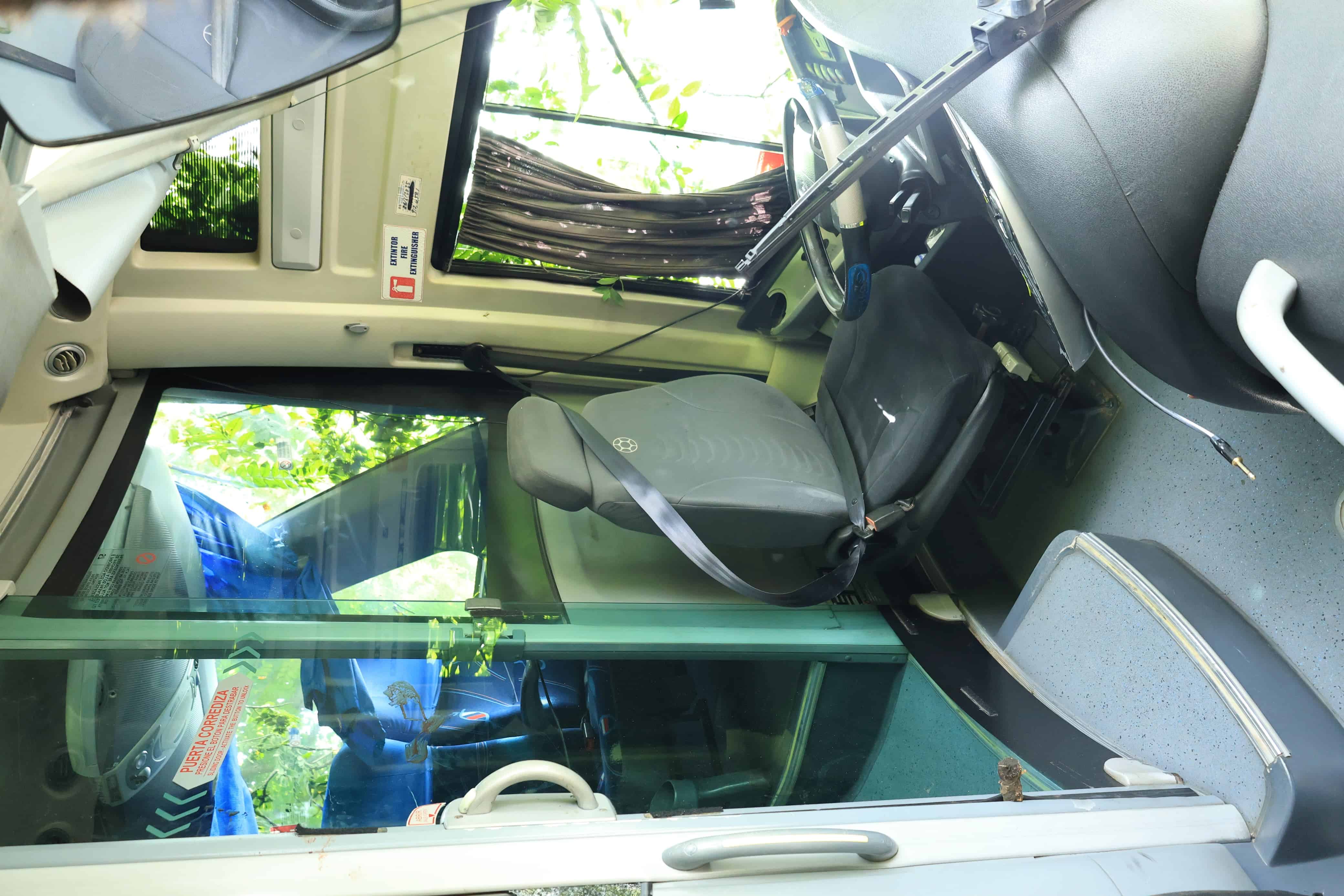 El autobús accidentado en la autopista Duarte.