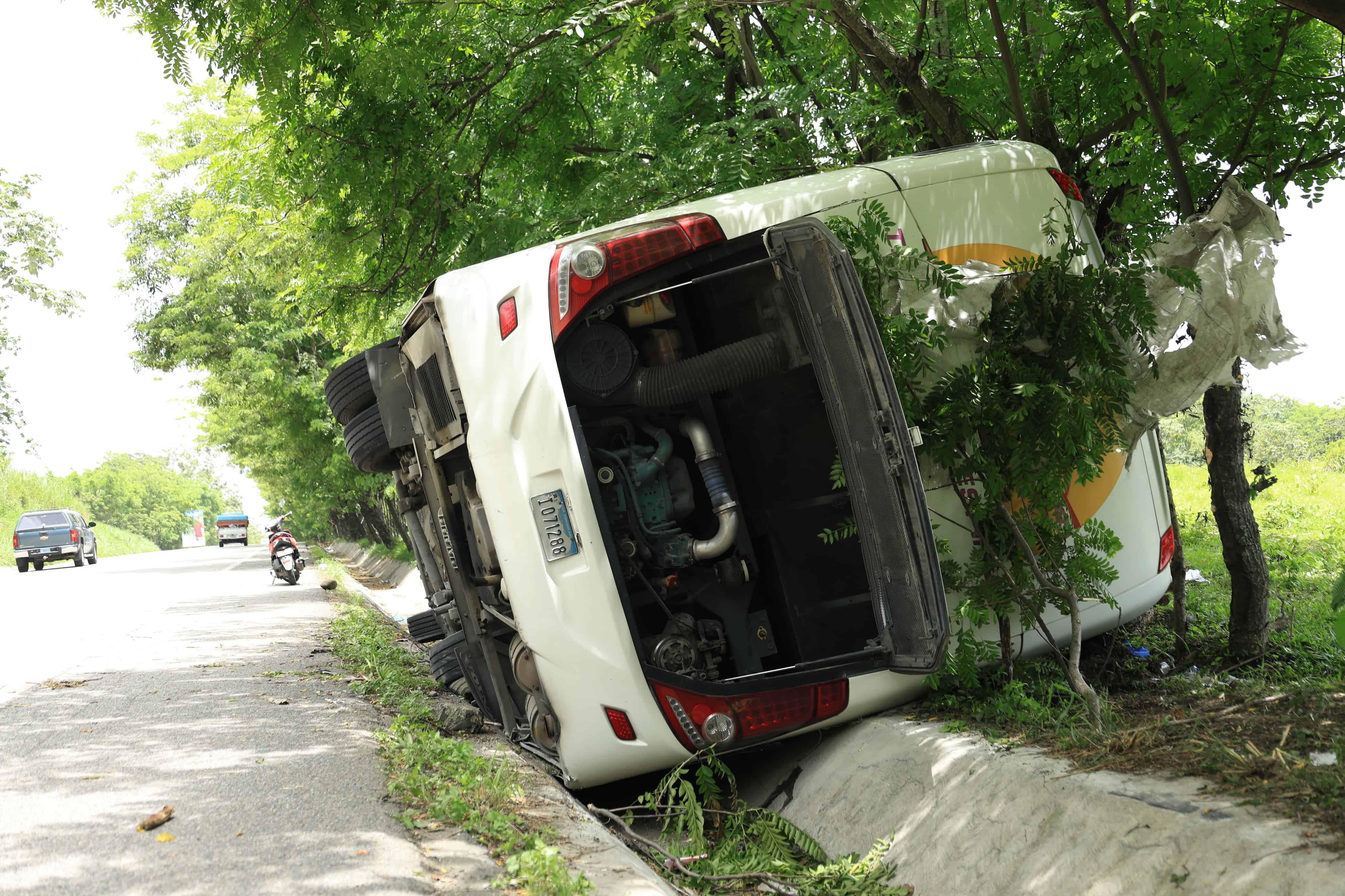 El autobús accidentado en la autopista Duarte.