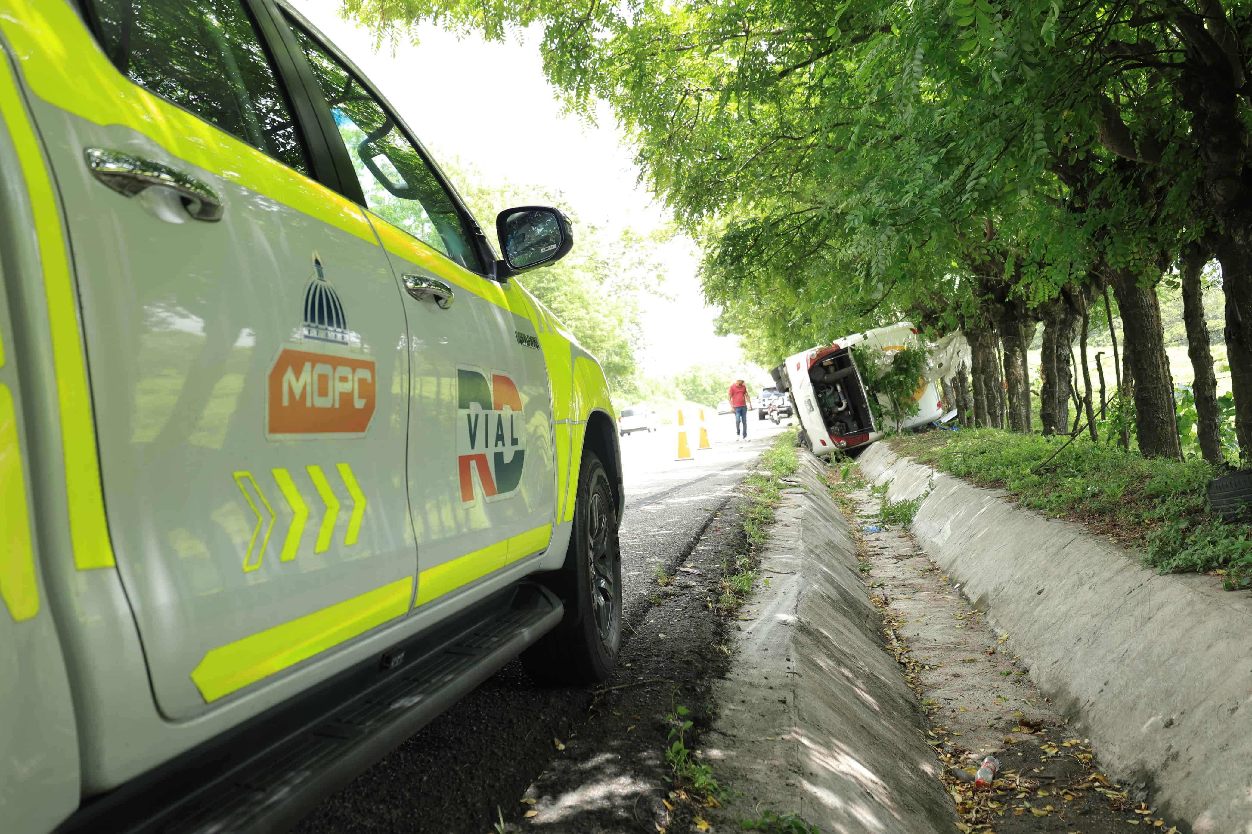 El autobús accidentado en la autopista Duarte.