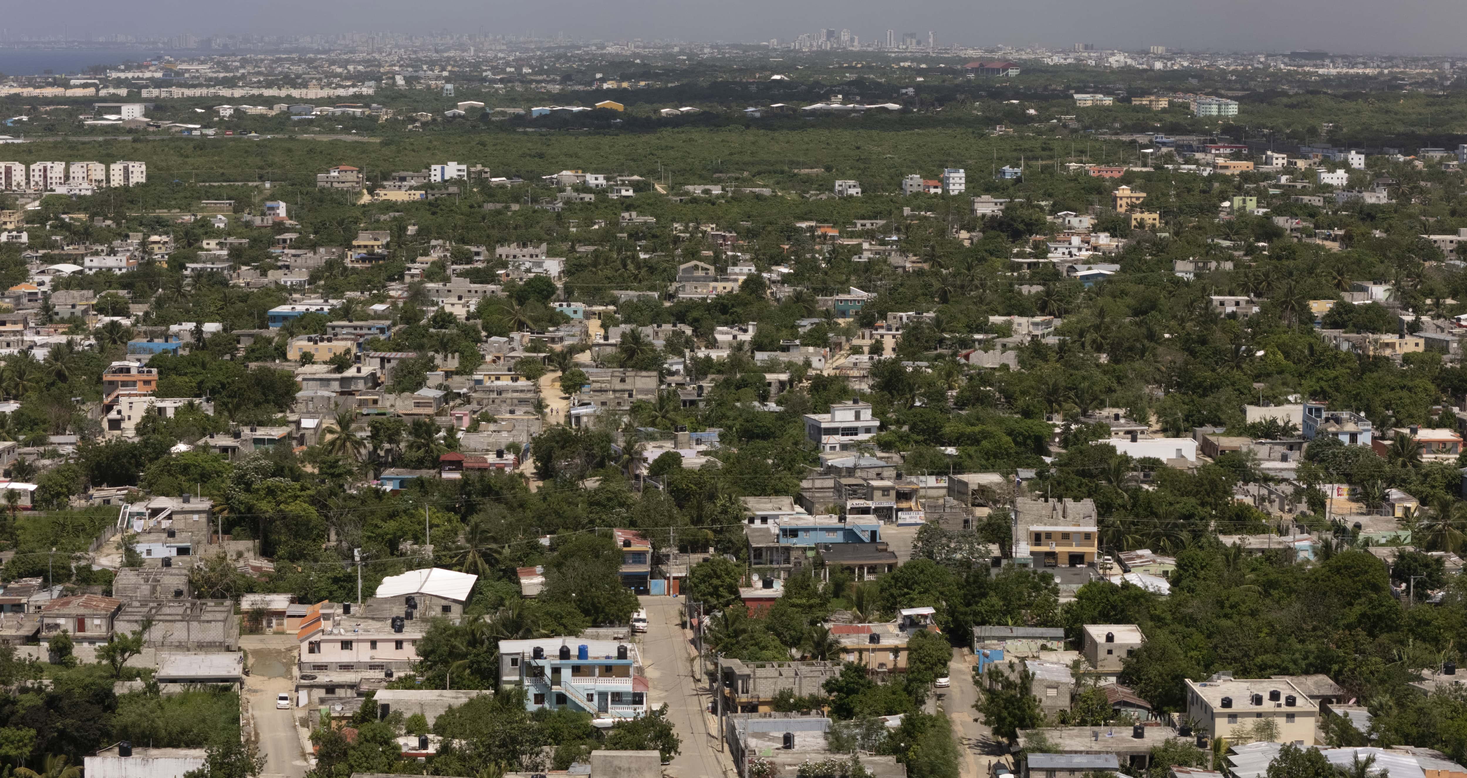 Vista aérea del crecimiento urbano en La Ureña, uno de los sectores próximos a la autopista de Las Américas, donde se observa que todas las calles están sin asfaltar.