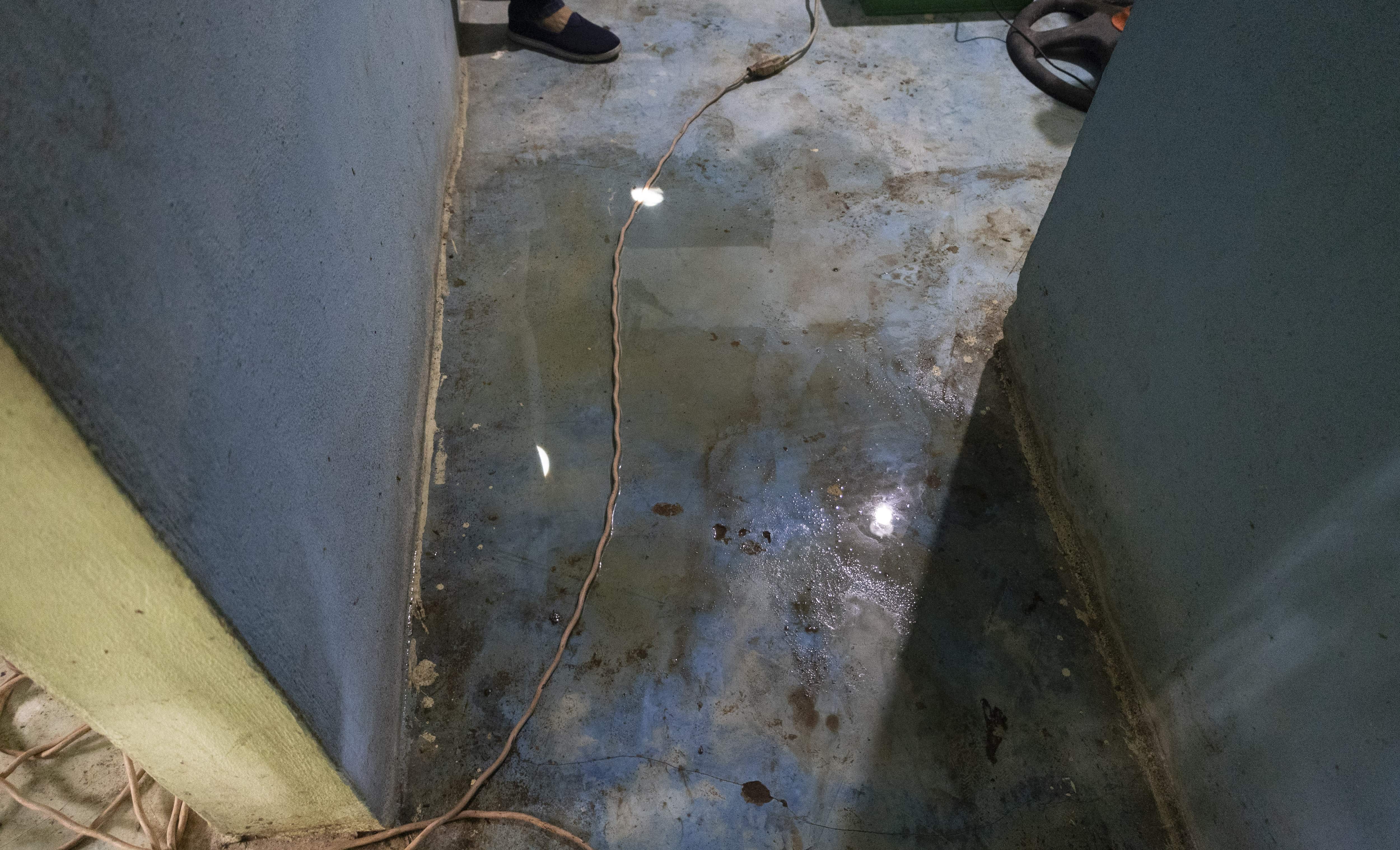 La única agua que recibe es la de las goteras cuando llueve, uno de sus mayores problemas debido al mal estado de su vivienda.