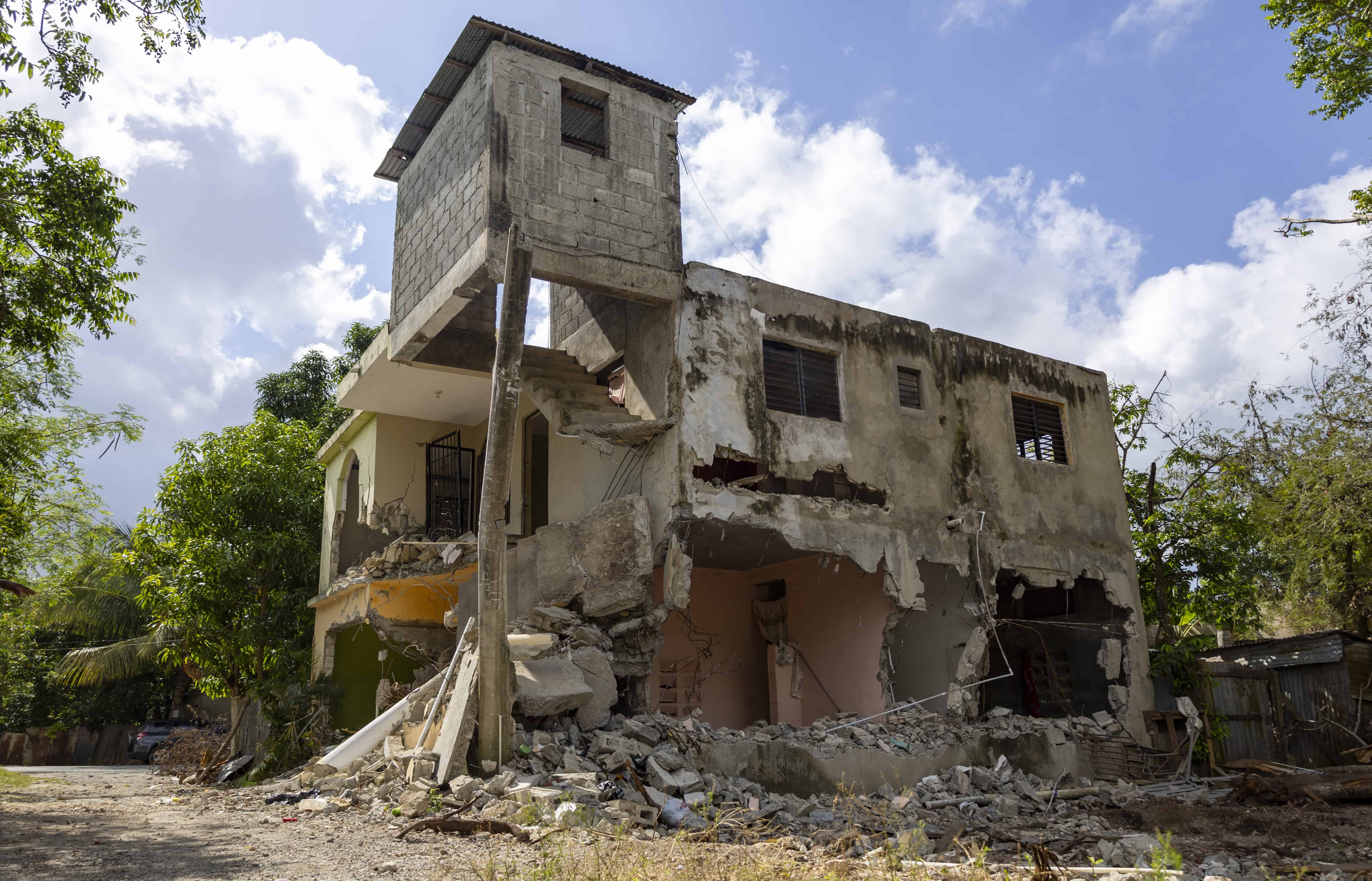Cómo quedó la casa de Felipe Berigüete luego de que trataran de destruirla para desalojarlo en Valiente Adentro, SDE.