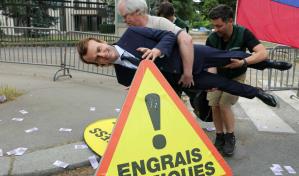 Greenpeace roba una estatua de cera de Macron para protestar ante la embajada rusa en París