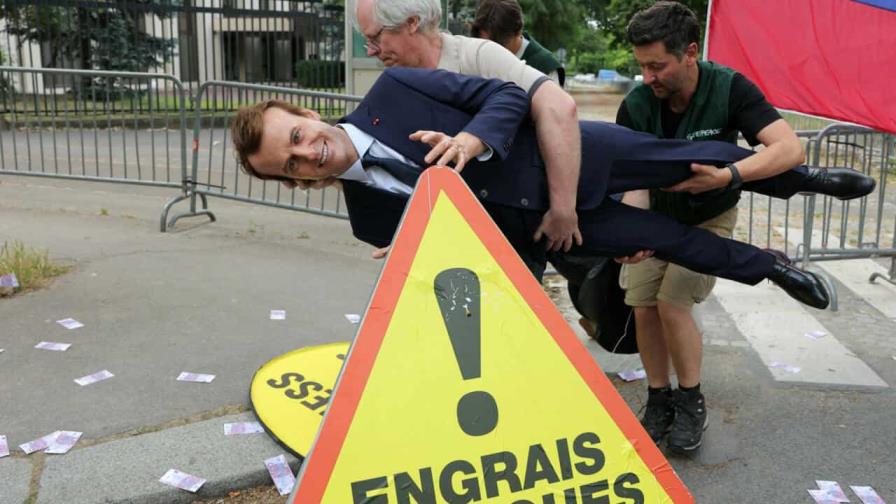Greenpeace roba una estatua de cera de Macron para protestar ante la embajada rusa en París Greenpeace roba una estatua de cera de Macron para protestar ante la embajada rusa en París