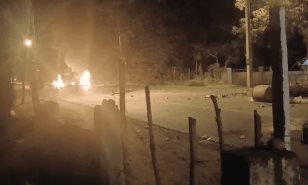 Protestan con quema de neumáticos en Maimón en demanda de asfaltado de calles