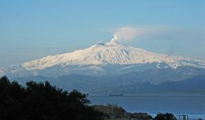El monte Etna arroja una enorme nube de cenizas, rocas y gases El monte Etna arroja una enorme nube de cenizas, rocas y gases
